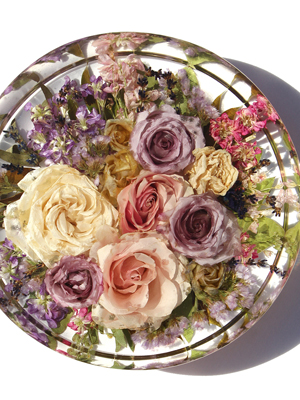 9 inch Round Resin Bouquet